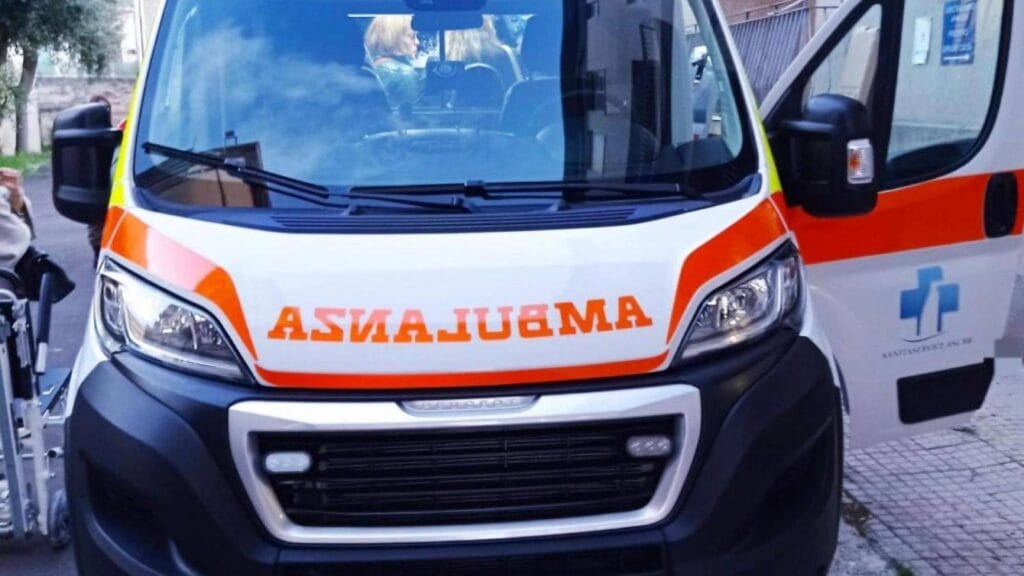 Neonato precipita nel fiume con passeggino: soccorso