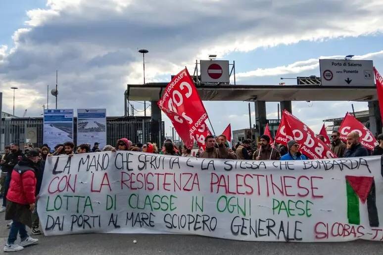 SiCobas blocca il porto di Salerno: scontri