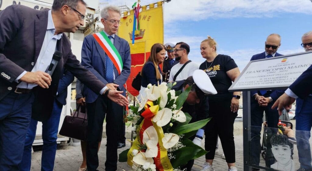 Napoli, lutto e speranza: la commozione per Francesco Pio e l'appello per un futuro senza violenza.