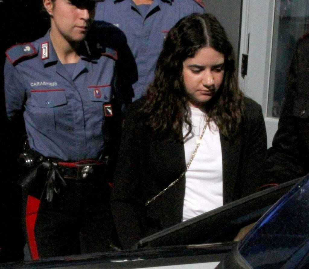 Bambini sepolti: la babysitter sotto processo