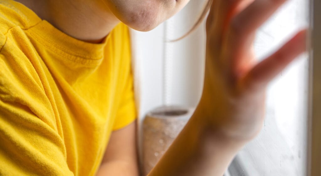 Bambino di 10 anni precipita dal quinto piano