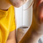 Bambino di 10 anni precipita dal quinto piano