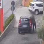 Ex con coltello aggredisce donna al distributore: il blitz