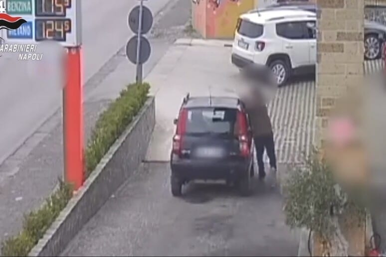 Ex con coltello aggredisce donna al distributore: il blitz