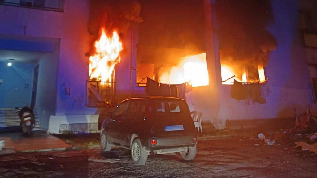 Rione Gescal, rogo in un appartamento: il bilancio