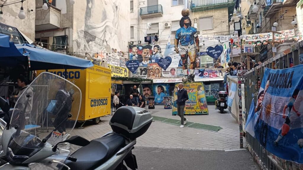 Sequestri al murale di Maradona, scatta la protesta