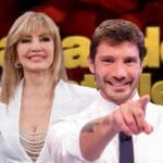 Rai-Mediaset: Ballando con le stelle slitta, Affari tuoi diventa l’arma segreta