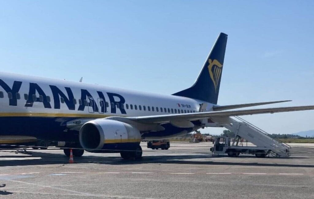 Ryanair: atterraggio d'emergenza a 6 minuti dal carburante