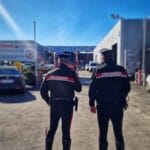 Un'esplosione in un'officina di autodemolizioni a Pomigliano d'Arco causa tre feriti, due in gravi condizioni.
