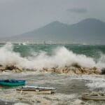 Vento e mare agitato: l'allerta meteo a Napoli e in Campania