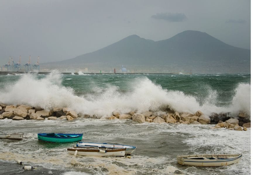 Vento e mare agitato: l'allerta meteo a Napoli e in Campania