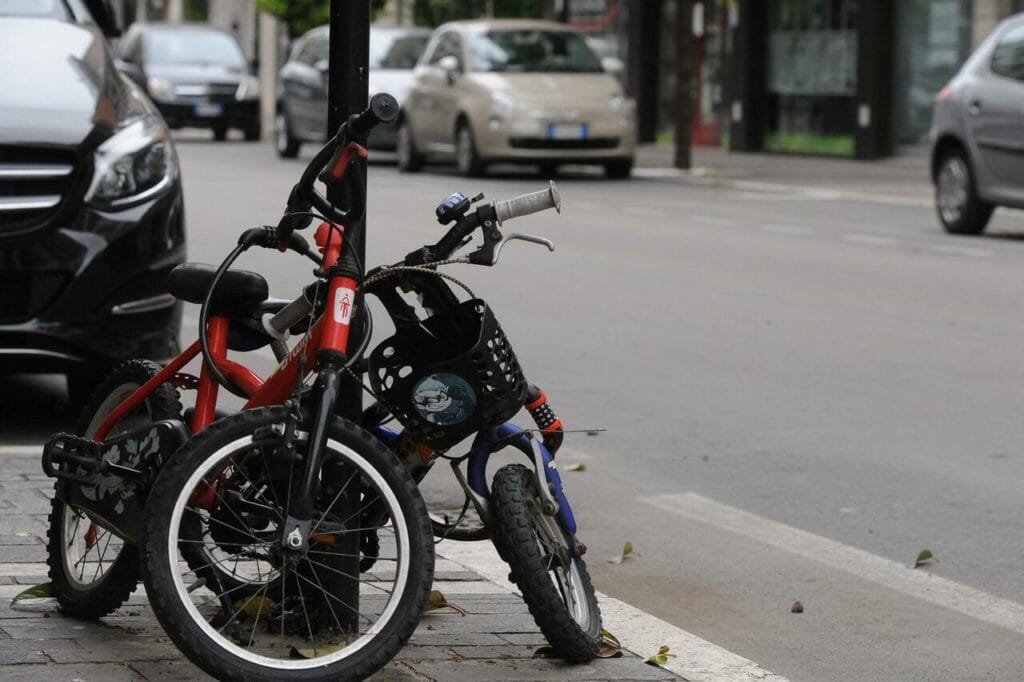 Confermato il divieto di legare bici a strutture pubbliche