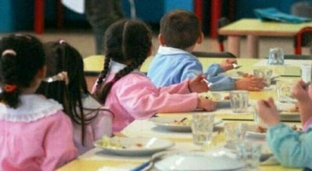 Asilo Napoli: sciarpa per legare bimba, operatrice via