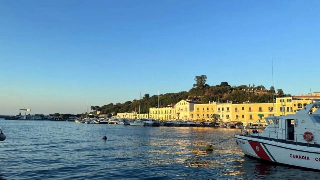 Mistero a Ischia: donna morta ai piedi della Pagoda