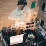 Pellegrinaggio a Napoli: il volto di Maradona sui muri