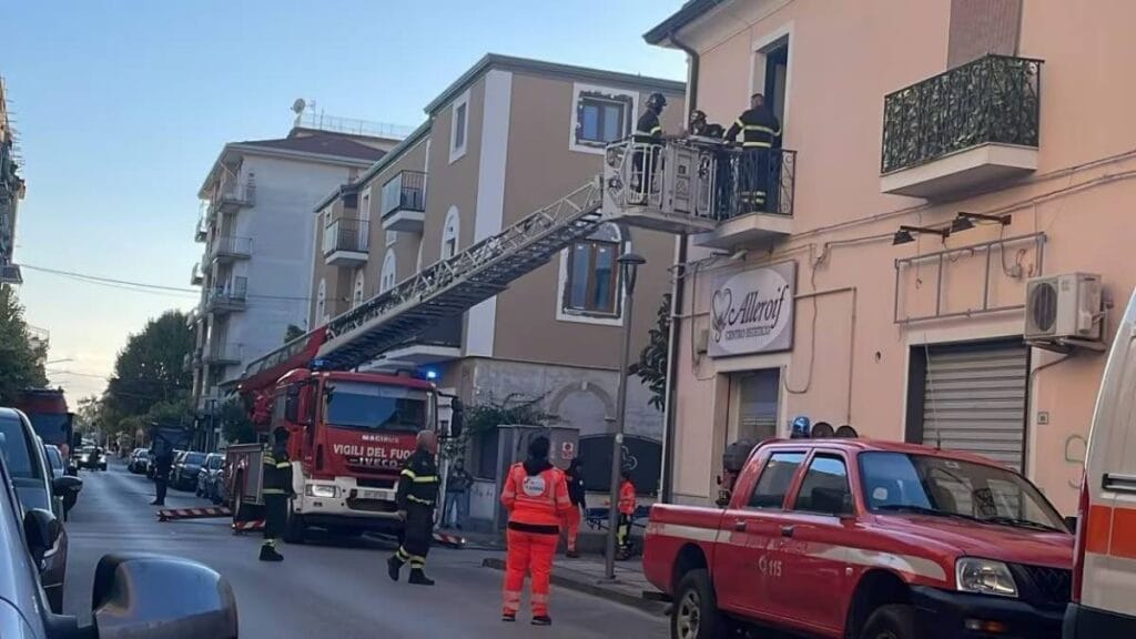 Soccorso drammatico a Pontecagnano, donna salvata dal balcone