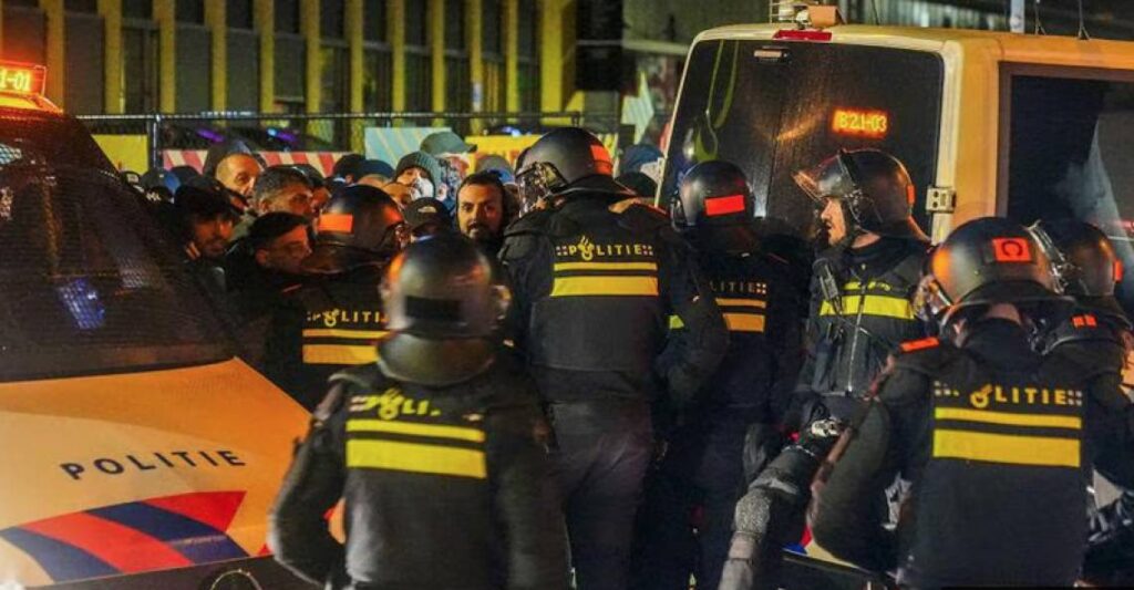 Tifosi Napoli bloccati dai poliziotti olandesi