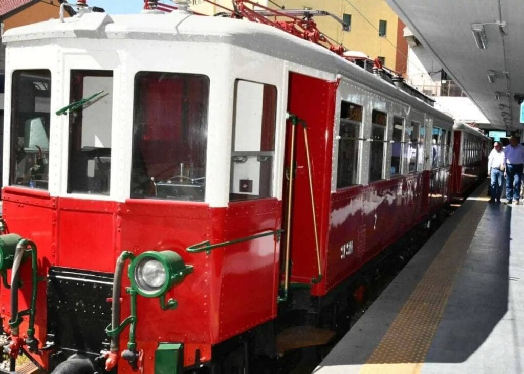 Napoli: Applausi per il ritorno del convoglio d'epoca