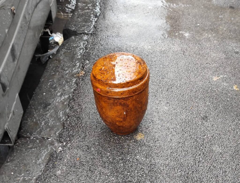 Polizia locale recupera un'urna funeraria