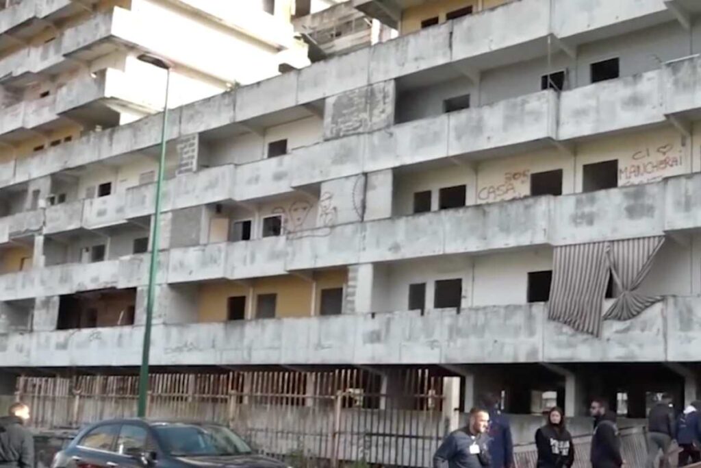 Demolizione Vela Rossa di Scampia, partiti i lavori
