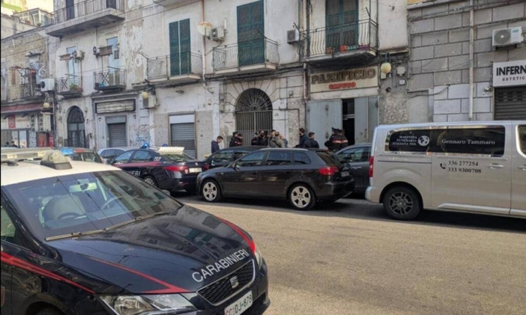 Napoli: Morto in atrio, indagini su ferite di Raffaele Di Nunzio