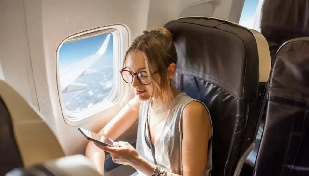 Cellulare in aereo: cosa rischi se lo dimentichi acceso?