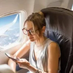 Cellulare in aereo: cosa rischi se lo dimentichi acceso?