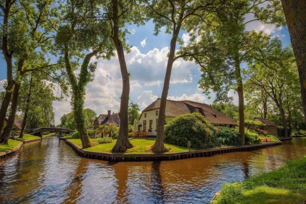 Olanda: Scopri il villaggio senza strade di Giethoorn
