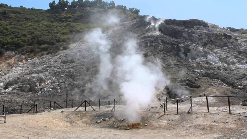 Campi Flegrei: il vero pericolo sono le eruzioni freatiche?