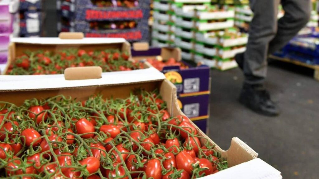 Napoli: Polizia scopre negozi di cibo abusivi nel centro