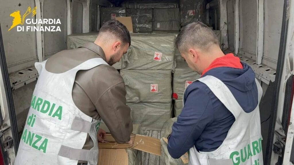 Oltre 33 mila profumi falsi venduti a Napoli: i rischi per la salute.