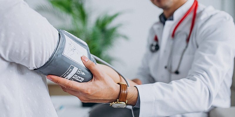 Il camice appeso a un filo: perché la riforma Schillaci spaventa i medici di base