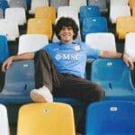 Napoli, brividi al Maradona: il Diego virtuale presenta la maglia del centenario